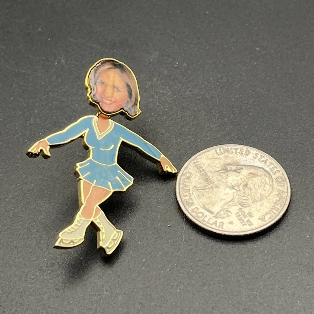 Katie Couric Today Show Olympics Figure Skating Bobbing Head Lapel Hat Pin RARE‎